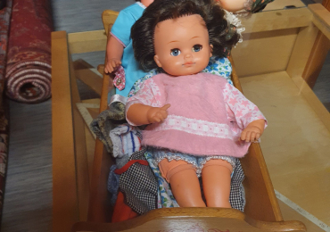 Puppenensemble mit Puppenwiege und Puppenbekleidung